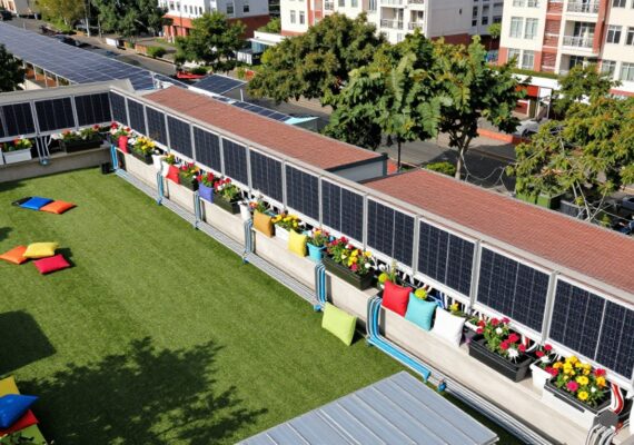 Balcón transformado en jardín urbano encantador