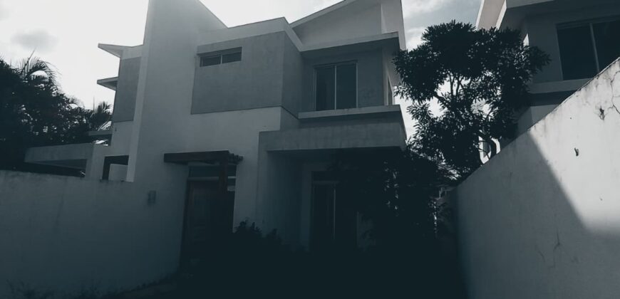 Venta Villa Tipo Townhouse en Bávaro- Residencial El Ejecutivo